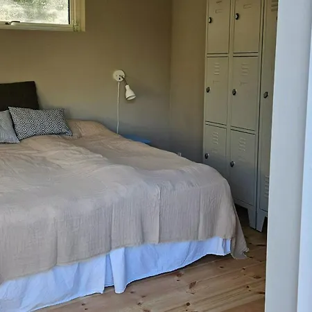 Bjaelkehus Med Udsigt Til Hjelm Pa Helgenaes * Knebel
