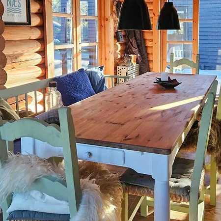 Bjaelkehus Med Udsigt Til Hjelm Pa Helgenaes * Knebel
