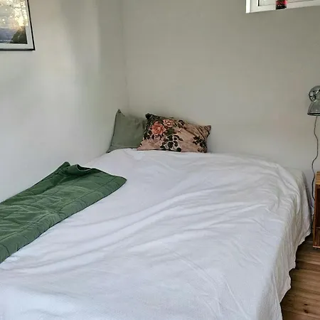Bjaelkehus Med Udsigt Til Hjelm Pa Helgenaes Feriehus