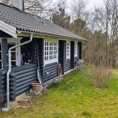 Bjaelkehus Med Udsigt Til Hjelm Pa Helgenaes Knebel