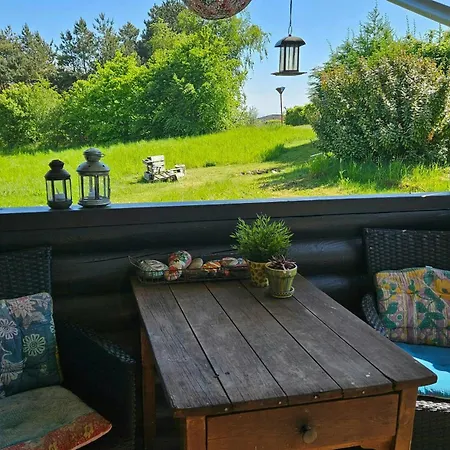 Bjaelkehus Med Udsigt Til Hjelm Pa Helgenaes Feriehus